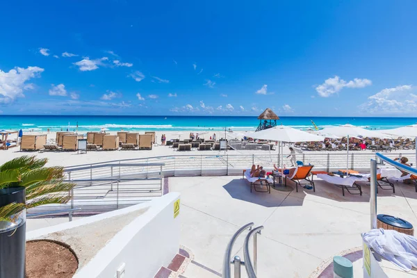 Schöne Aussicht auf die Karibik am Strand von Cancun, Mexiko — Stockfoto