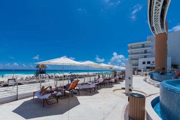 Schöne Aussicht auf die Karibik am Strand von Cancun, Mexiko — Stockfoto