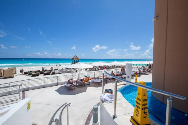 Schöne Aussicht auf die Karibik am Strand von Cancun, Mexiko — Stockfoto