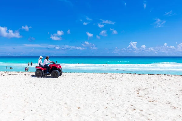 Vista da praia de Cancún no Mar do Caribe. Paraíso exótico. Conceito de Viagem, Turismo e Férias — Fotografia de Stock