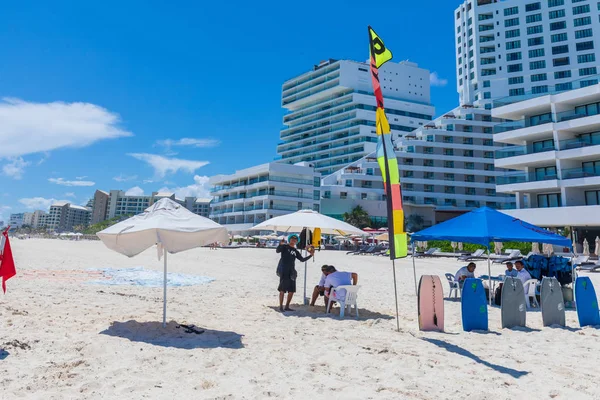 Widok na plażę Cancun na Morzu Karaibskim. Egzotyczny Raj. Koncepcja podróży, turystyki i wakacji — Zdjęcie stockowe