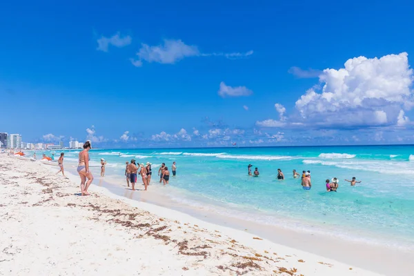 View of Cancun beach in Caribbean Sea. Exotic Paradise. Travel, Tourism and Vacations Concept — Stock Photo, Image