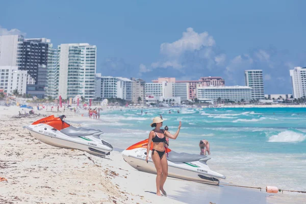 View of Cancun beach in Caribbean Sea. Exotic Paradise. Travel, Tourism and Vacations Concept — Stock Photo, Image