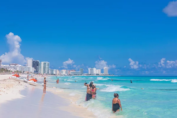 View of Cancun beach in Caribbean Sea. Exotic Paradise. Travel, Tourism and Vacations Concept — Stock Photo, Image