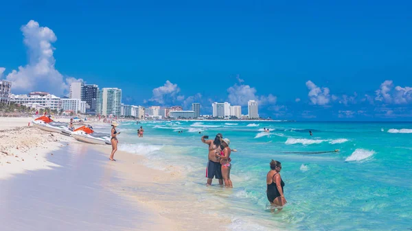 View of Cancun beach in Caribbean Sea. Exotic Paradise. Travel, Tourism and Vacations Concept — Stock Photo, Image