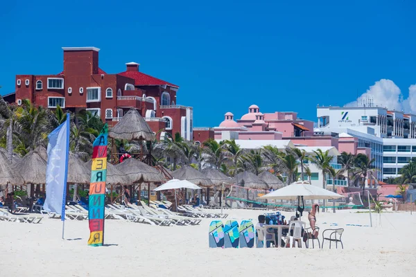 Blick auf den Strand von Cancun in der Karibik. exotisches Paradies. Reise, Tourismus und Urlaubskonzept — Stockfoto