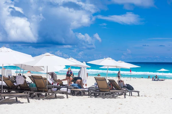 People joying sunlight at Cancun beach in Caribbean Sea. Exotic Paradise. Travel, Tourism and Vacations Concept — Stock Photo, Image