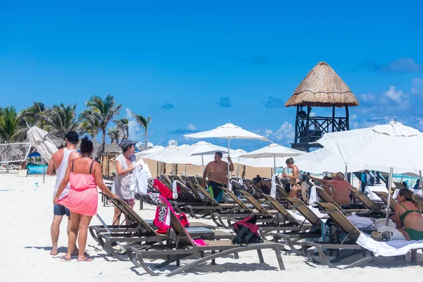 Menschen genießen Sonnenlicht am Strand von Cancun in der Karibik. exotisches Paradies. Reise, Tourismus und Urlaubskonzept — Stockfoto