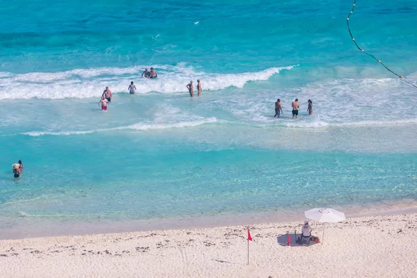 Widok na plażę Cancun na Morzu Karaibskim. Egzotyczny Raj. Koncepcja podróży, turystyki i wakacji — Zdjęcie stockowe