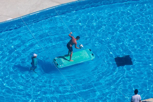 Homem jogando com bola na piscina no resort Beach Palace e spa em Cancun, México — Fotografia de Stock