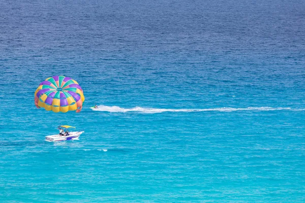 Parasailing no Mar do Caribe, Praia de Cancún Imagens Royalty-Free