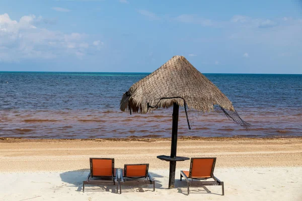 Karibisches Meer mit Liegestühlen und Sonnenschirmen in Cancun — Stockfoto
