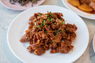 Baharatlı Kore soslu kızarmış domuz eti (Bulgogi)