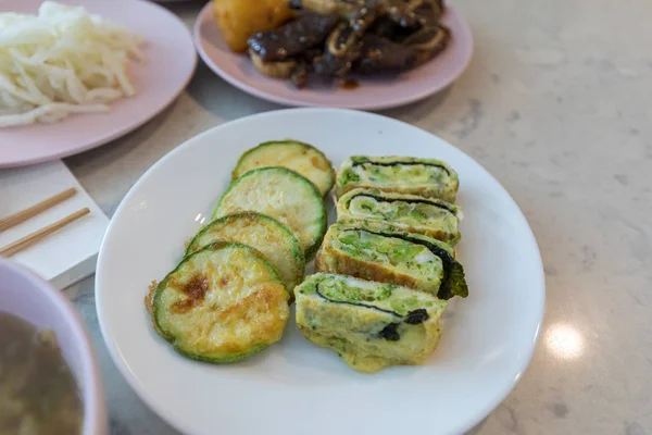 油炸南瓜和蛋卷-韩式配菜 — 图库照片