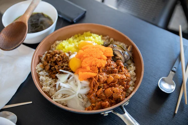 Arroz coreano con huevo de Tobiko, es naranja (huevas voladoras de pescado ) — Foto de Stock