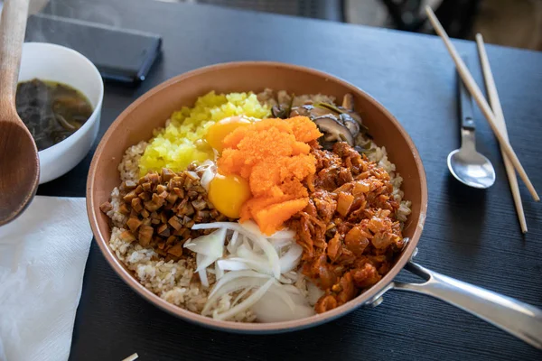 Arroz coreano con huevo de Tobiko, es naranja (huevas voladoras de pescado ) — Foto de Stock