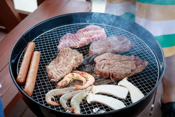 Camping fazendo alimentos e churrasco grelhar no fogão a carvão no acampamento — Fotografia de Stock