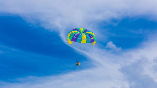 Happy couple Parasailing in Cancun beach in summer — Stock Photo, Image