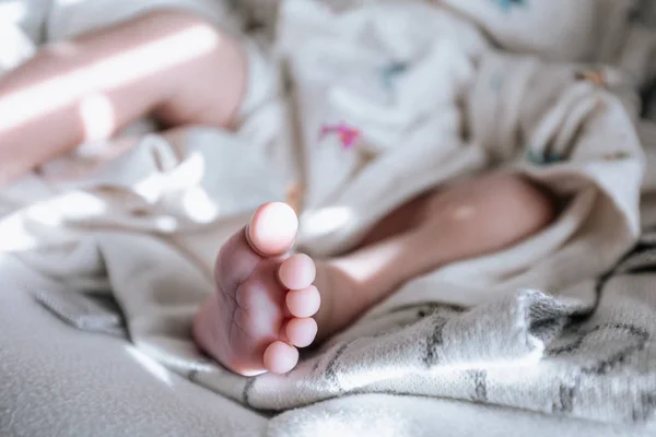 Słodkie dziecko małe stopy z porannym słońcem — Zdjęcie stockowe