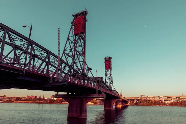 Weißdornbrücke über den Willamette River in Portland Downtown — Stockfoto