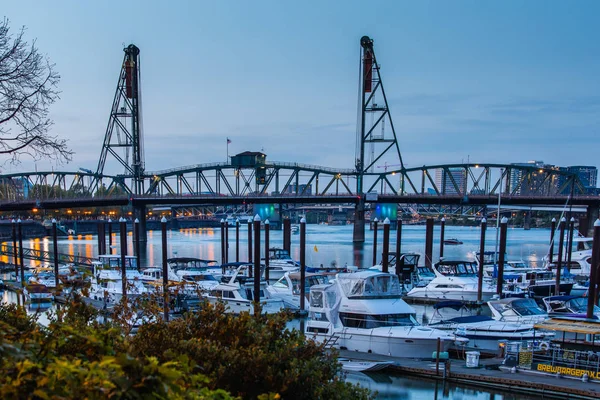 Ponte Hawthorne sul fiume Willamette nel centro di Portland — Foto Stock