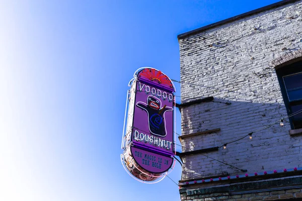 Famous Voodoo Doughnut Shop in downtown Portland — Stock Photo, Image