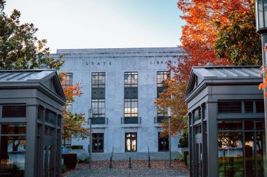 Oregon Eyalet Kütüphanesi 'nin Sonbahar sezonunda inşası