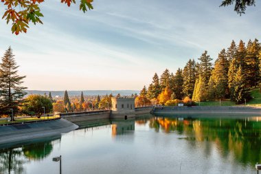 Dağ manzarası. Tabor 'un su deposu Oregon' da park halinde.