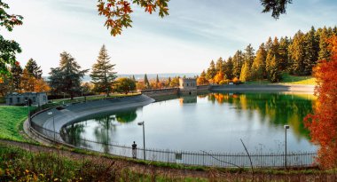 Dağ manzarası. Tabor 'un su deposu Oregon' da park halinde.