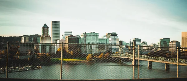 Portland centrum skyline utsikt från motorvägen i Oregon staten — Stockfoto