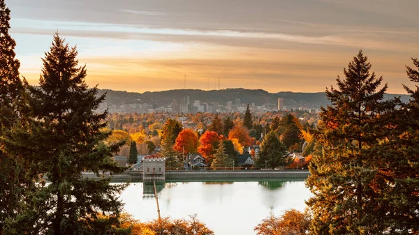 Landscape of water reservoirs with Portland downtown view from Mt. Tabor's park — Stock Photo, Image