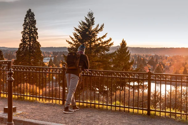 Vreemdelingen met uitzicht op Portland in het centrum van Mt. Waterreservoirs van Tabor — Stockfoto
