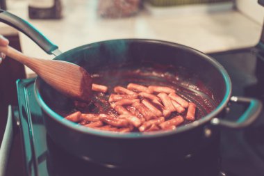 Tteokbokki yapmak, evde kızarmış pirinç keki yapmak.