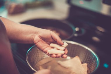Tteokbokki yapmak, evde kızarmış pirinç keki yapmak.