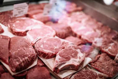 Oregon 'daki Whole Foods Market' in vitrininde et satmak.