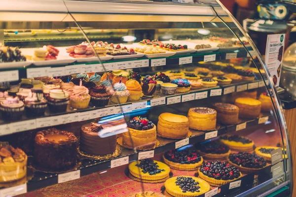 Torte colorate in vetrina in vendita al Whole Foods Market nello stato dell'Oregon — Foto Stock