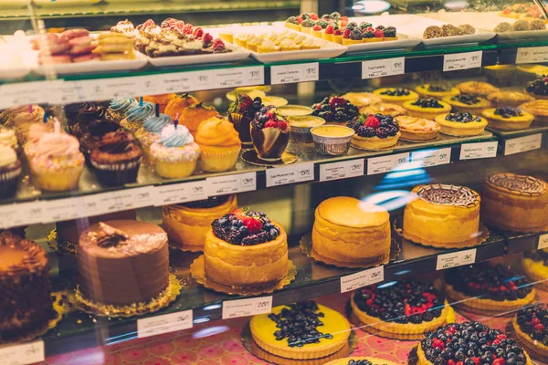 Coloridos pasteles en escaparate para la venta en Whole Foods Market en el estado de Oregon — Foto de Stock
