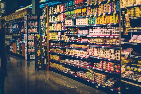 Productos de comestibles en exhibición para la venta en Whole Foods Market en Oregon State — Foto de Stock
