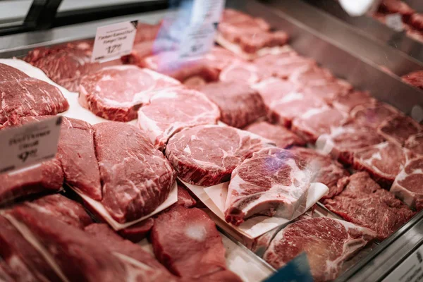 Venda de carne em vitrine no Whole Foods Market no estado de Oregon — Fotografia de Stock