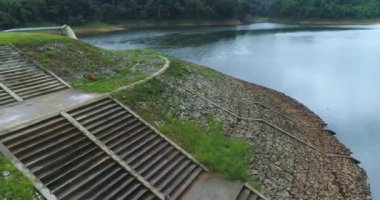 Hava: Bir kız göl yakınındaki merdivenlerden aşağı yürüyor.