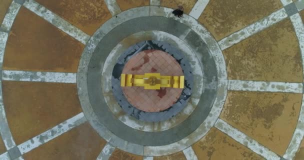 Antenne: Een meisje lopen rond de cirkel monument. Met de klok mee. — Stockvideo