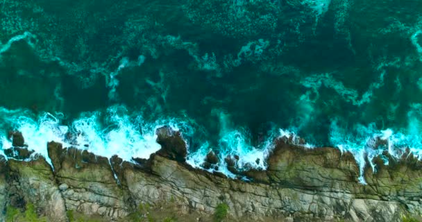 Aerea: le onde del mare si infrangono contro le rocce sulla riva . — Video Stock