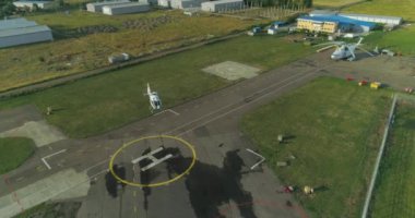 Özel helikopter helikopter panelindeki havaalanında iniş. Yukarıdan görüntülemek