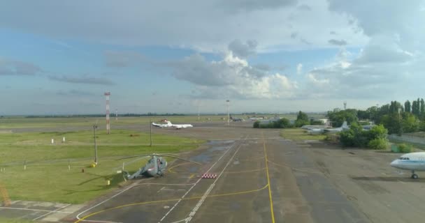 Aérea: Aeropuerto, pista de aterrizaje. Helicópteros y aviones . — Vídeos de Stock