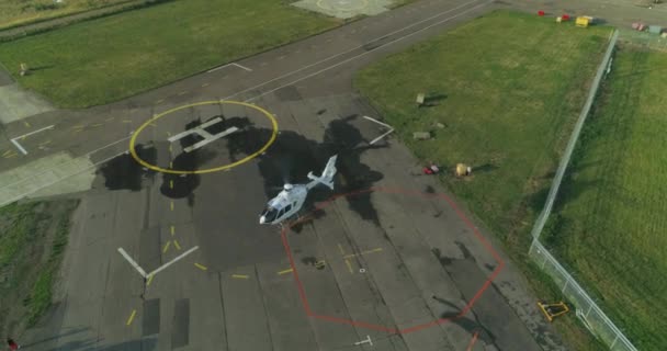プライベート ヘリコプターは空港でヘリコプター パッドに着陸します。上からの眺め — ストック動画