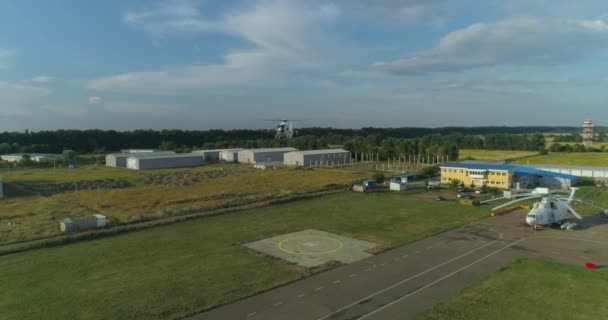 Luchtfoto van een particuliere helikopter vliegen over de luchthaven. — Stockvideo