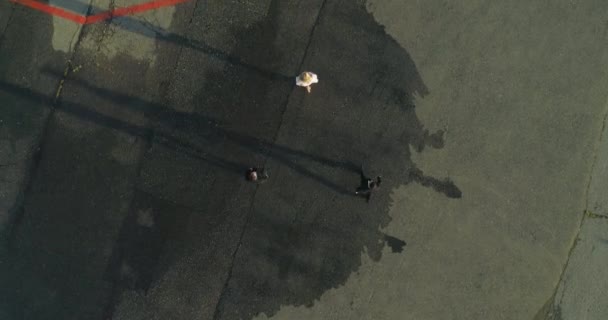 Wachleute begleiten eine Vip-Frau zu einem privaten Hubschrauber. Blick von oben. — Stockvideo