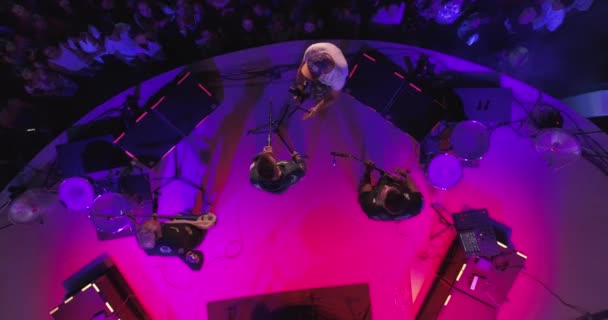 Anapa, Rusland 22 juli, 2018:Music band presteert op het podium van de nightcrowd van mensen — Stockvideo
