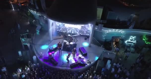 Anapa, Rosja 22 lipca 2018: Tłum pod sceną na wystawie zespół muzyczny. — Wideo stockowe