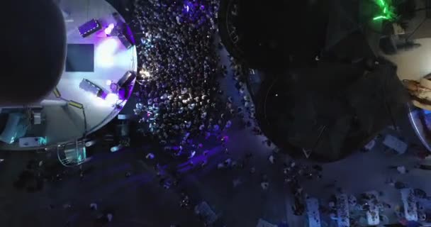 ANAPA, RÚSSIA 22 de julho de 2018: Uma multidão de pessoas perto do palco no concerto . — Vídeo de Stock